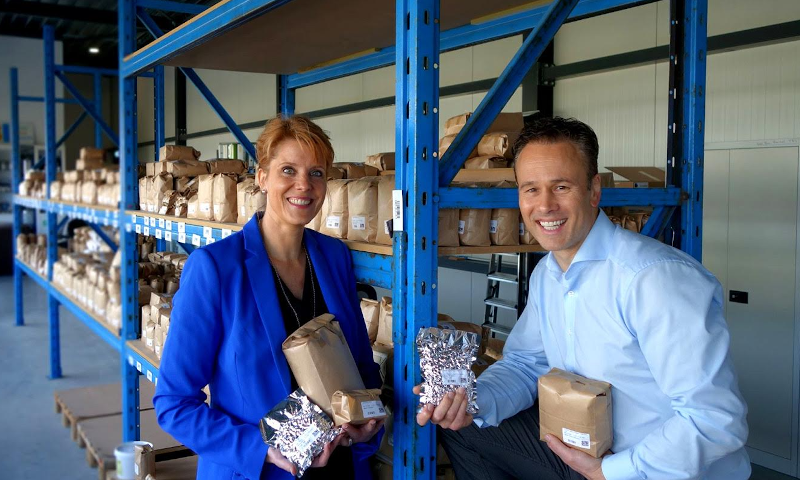 Marloes Stobbelaar en Pieter van Rooij van Selected Brewing Ingredients met pakketten voor thuisbrouwers